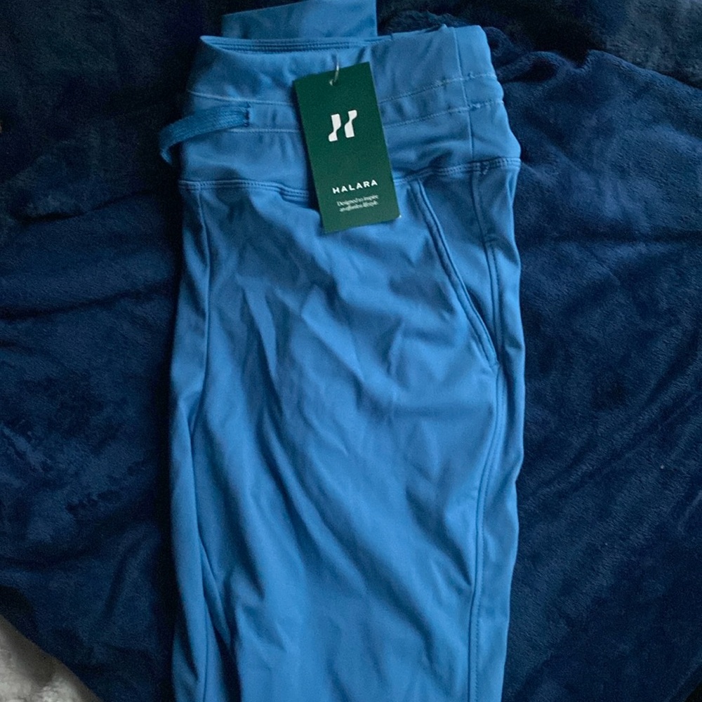 Halara medium cloudful air leggings with pockets and elastic cuffs at the bottom